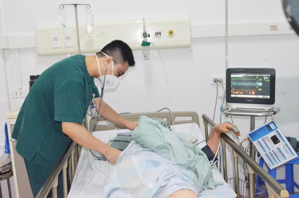 Bệnh nhân có bệnh lý nền bị sốc do sốt xuất huyết được điều trị tại Bệnh viện Bãi Cháy. 