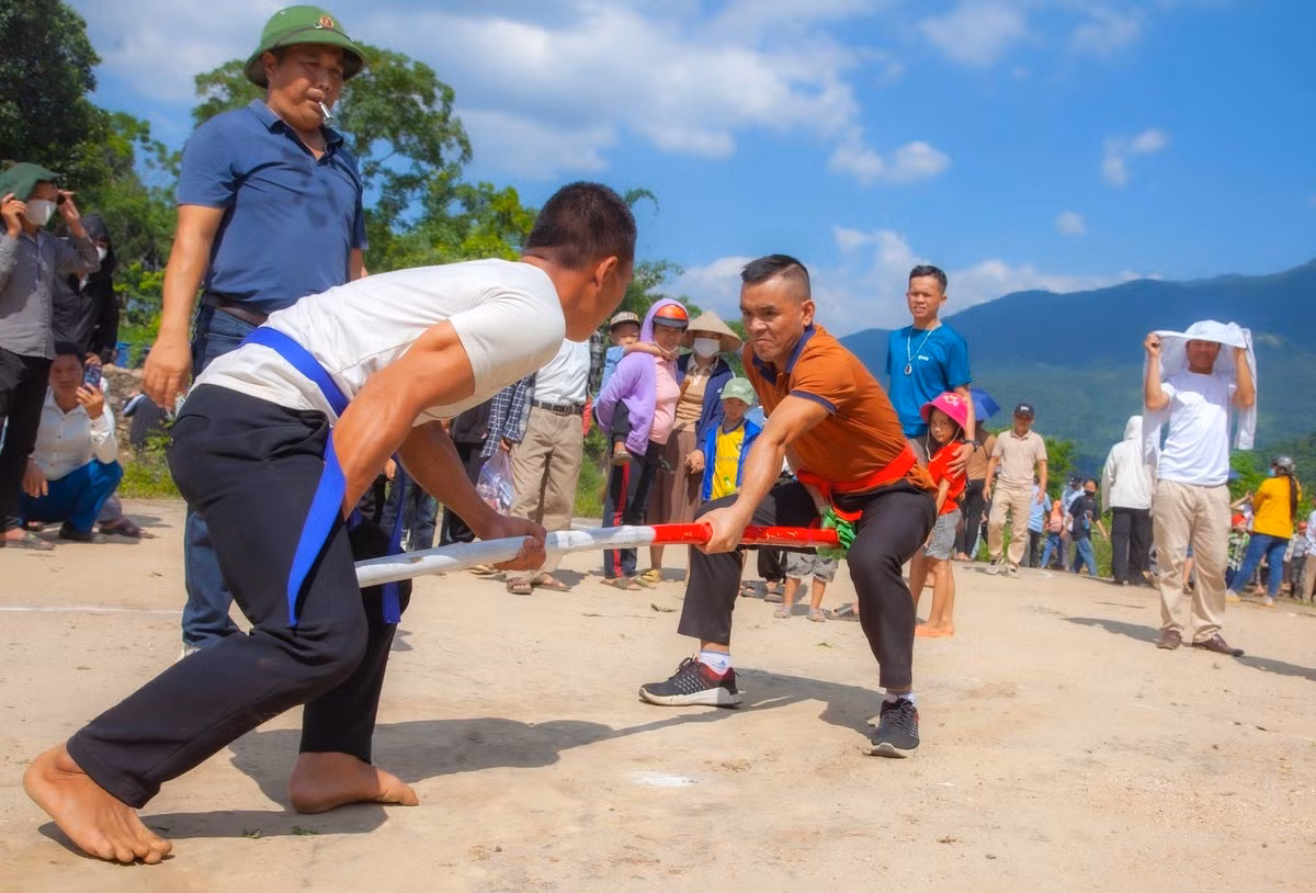 Trò chơi đẩy gậy thể hiện sức mạnh thu hút người theo dõi.