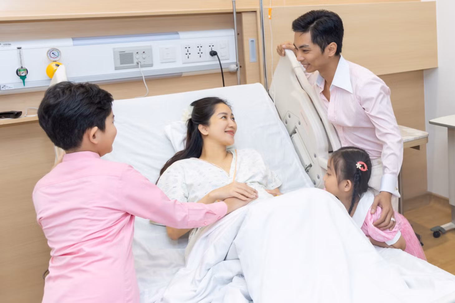 Vợ chồng Khánh Thi - Phan Hiển chào đón con thứ 3 ra đời hôm 9/9.