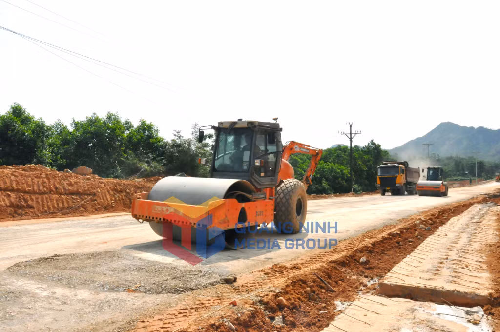 2023-04_Dự án cải tạo, nâng cấp tỉnh lộ 341 (Quốc lộ 18C) - Thi công đoạn khu vực giáp ranh xã Bắc Sơn với Hải Sơn. Ảnh: Hữu Việt