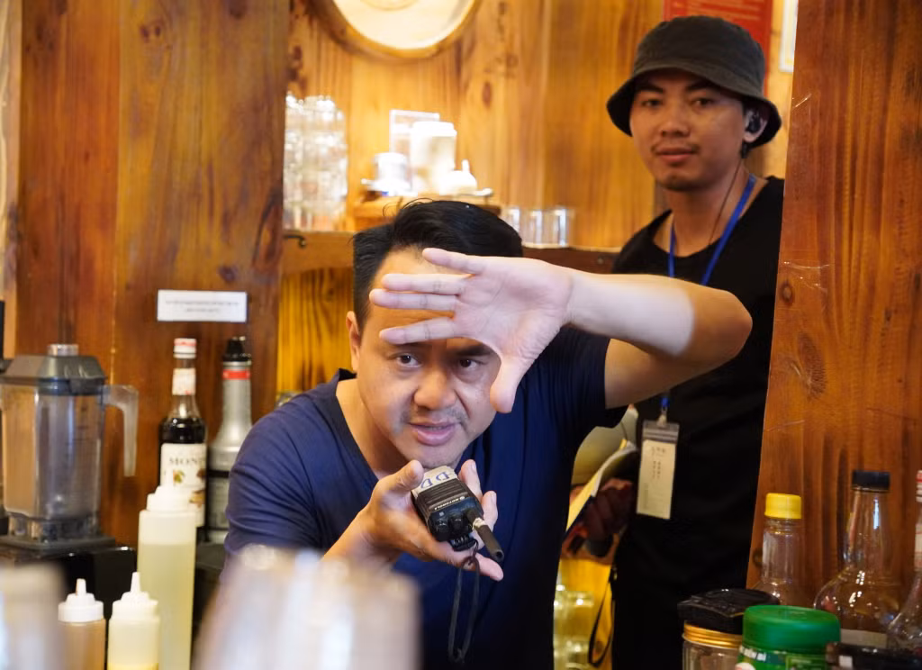 Đạo diễn Bùi Hoài Thanh chỉ đạo một cảnh quay.