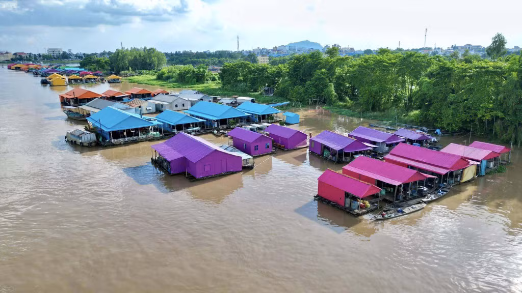 Du khách sẽ có dịp trải nghiệm cuộc sống làng bè của người dân, cách người dân nuôi trồng thủy sản trong lòng bè, trải nghiệm môi trường sông nước. Ảnh: Khương Nhựt Minh