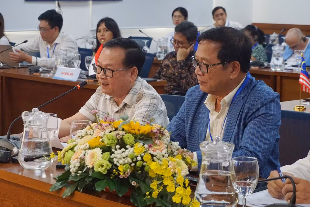 Nhà văn Nguyễn Nhật Ánh (trái) phát biểu tại hội thảo (Ảnh: Mộc Khải).