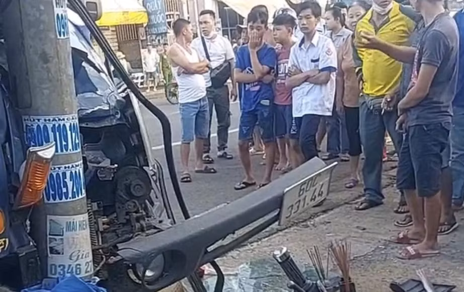 Các nhân chứng cho biết nạn nhân đã bị hất văng vào cột đèn đường.