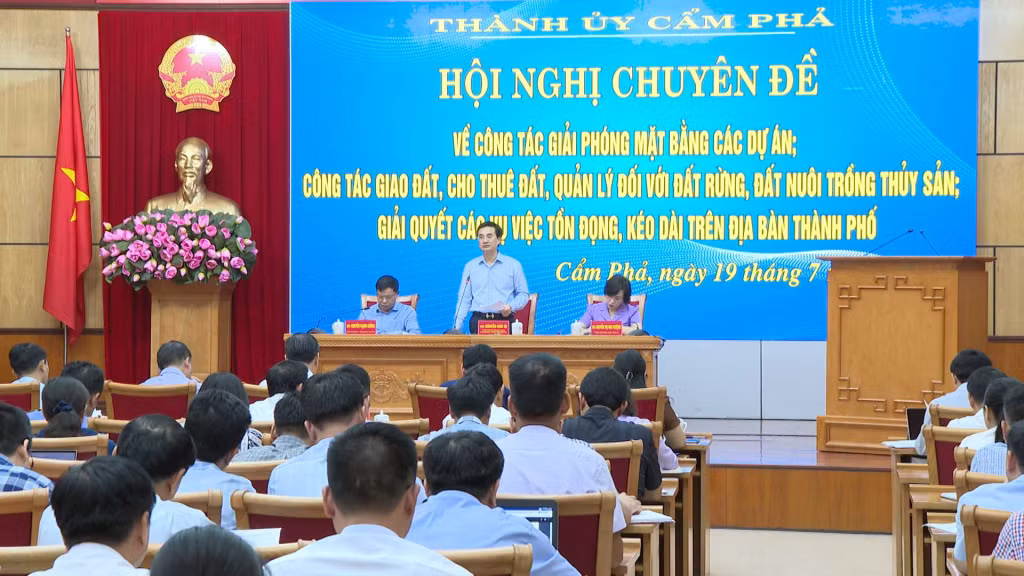 Cẩm Phả tổ chức hội nghị chuyên đề về công tác GPMB; giao đất, cho thuê đất; giải quyết các vụ việc tồn đọng trên địa bàn, tháng 7/2023. Ảnh: Bảo Long (Trung tâm TT-VH Cẩm Phả)
