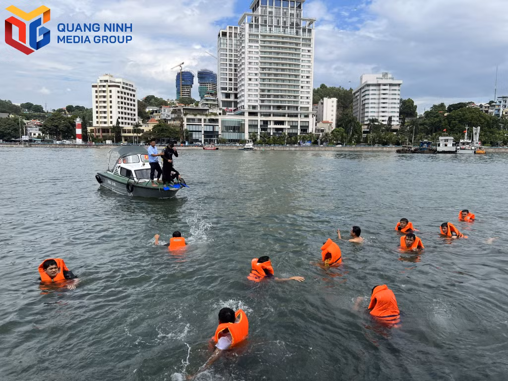 ...những người bị rơi xuống biển chờ được cứu.