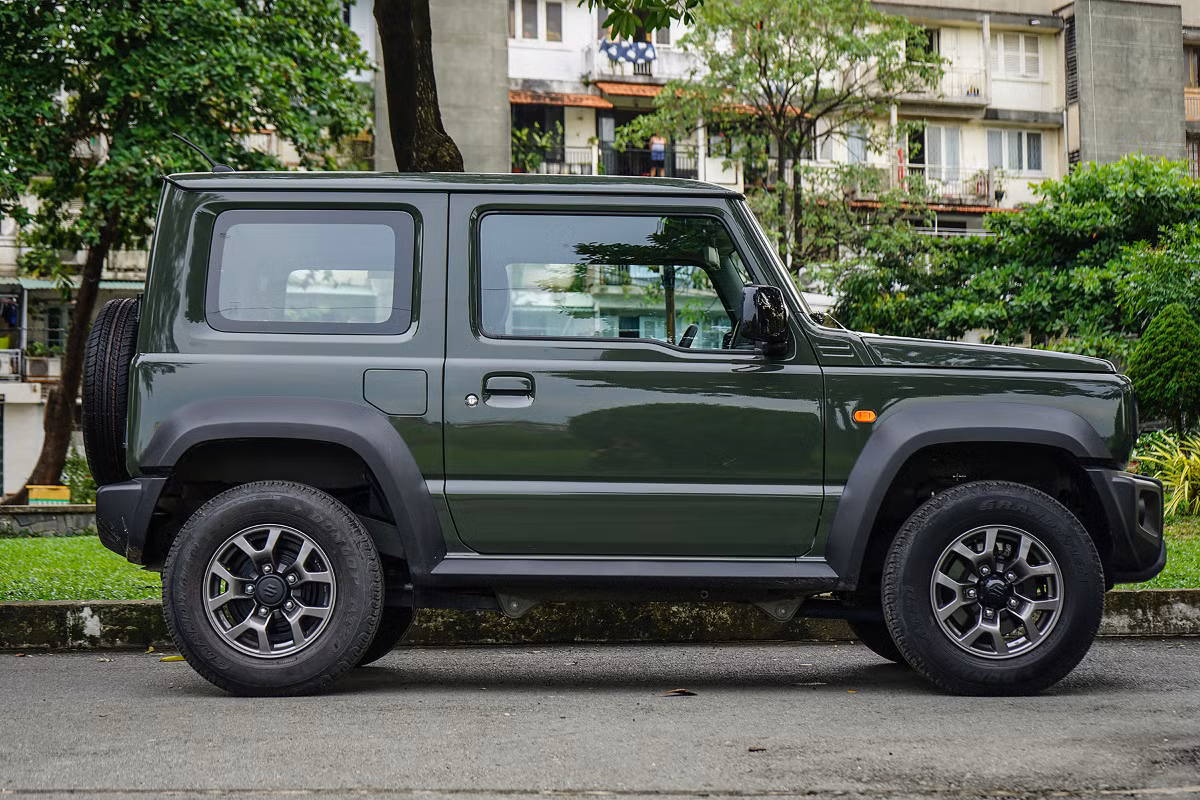 Chiều dài, rộng, cao của Jimny lần lượt là 3.480 x1.645 x1.720 mm. Chiếc Kia Morning là 3.595 x 1.595 x 1.495 mm. Có nghĩa, Jimny ngắn hơn Morning 115 mm, nhưng rộng và cao hơn, đặc biệt là chiều cao vì đây là chiếc SUV off-road.