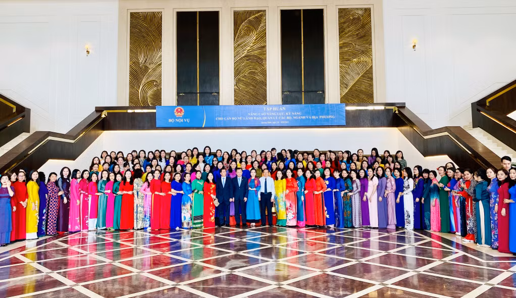Các đồng chí lãnh đạo Bộ Nội vụ và UBND tỉnh chụp ảnh cùng các học viên tham gia lớp tập huấn.