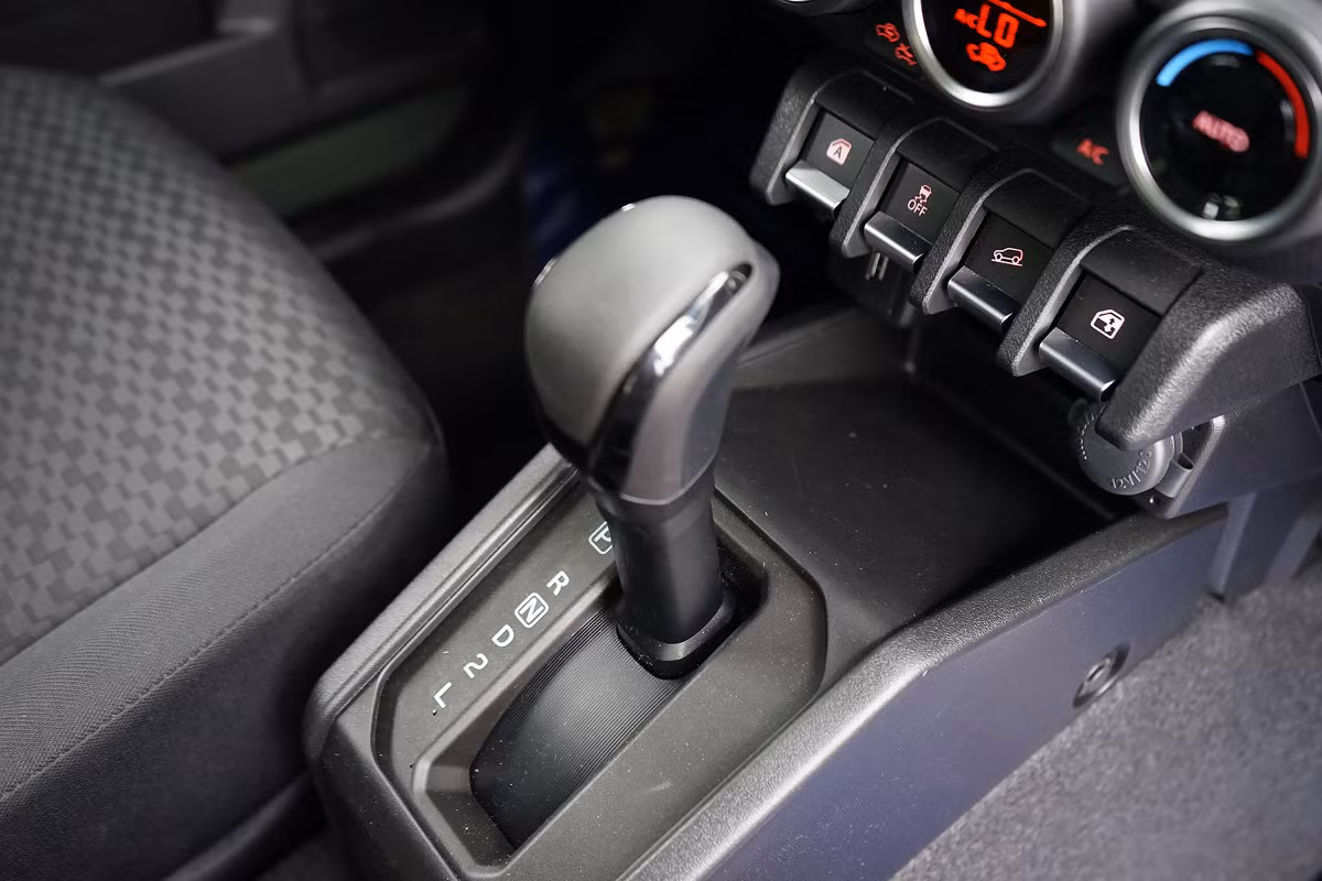 Xe trang bị hộp số tự động 4 cấp. Động cơ 1.5 công suất 102 mã lực tại vòng tua máy 6.000 vòng/phút, mô-men xoắn cực đại 130 Nm tại 4.000 vòng/phút.