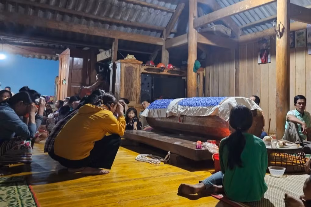 Người dân trong bản đến chia buồn với gia đình cháu N. (Ảnh: Gia Lương).