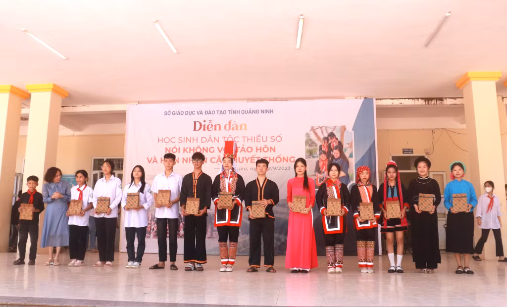 Đại diện Sở Giáo dục và Đào tạo tặng quà lưu niệm cho các em học sinh tham gia diễn đàn.