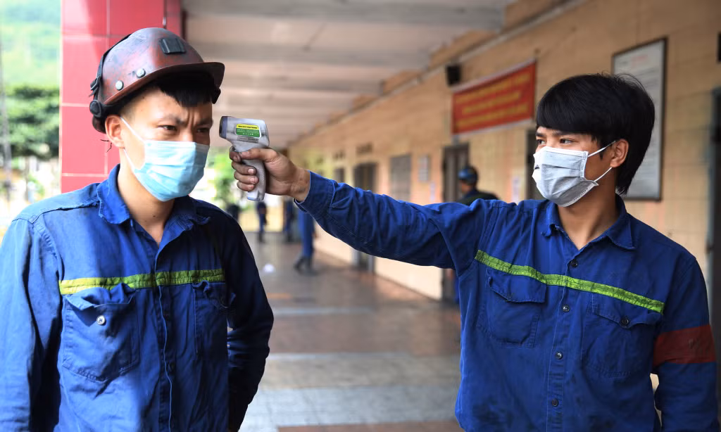 Trước ca làm việc, tất cả các công nhân đều được kiểm tra sức khỏe.