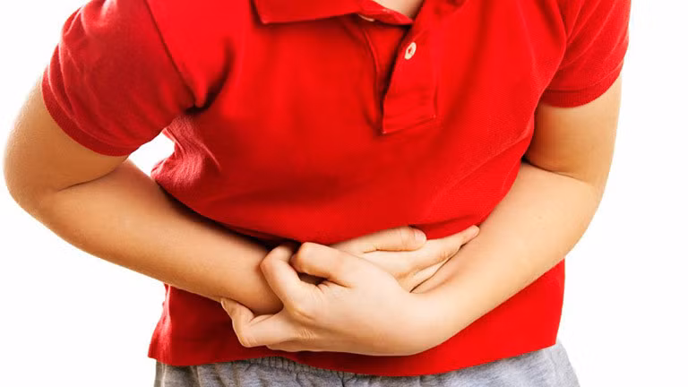 Khá nhiều người đều mắc chứng khó tiêu và dạ dày kích thích và khi viêm dạ dày người bệnh cảm thấy đầy bụng, nóng rát vùng trên rốn.