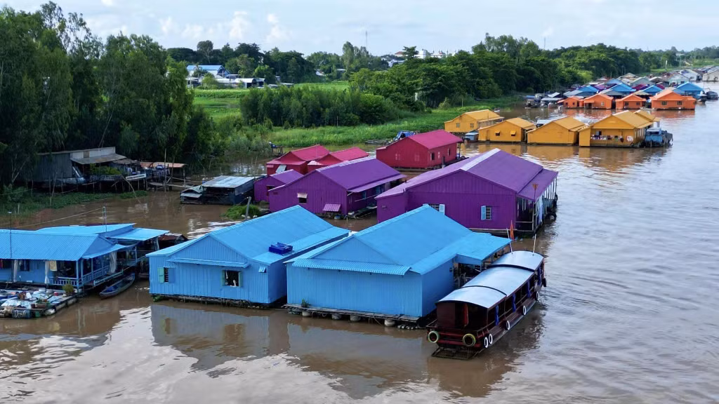 Sau đó, du khách có thể ghé thăm làng Chăm, thánh đường Hồi giáo, xem nghề dệt thổ cẩm truyền thống của người Chăm, trải nghiệm cuộc sống với người dân nơi đây. Ảnh: Khương Nhựt Minh