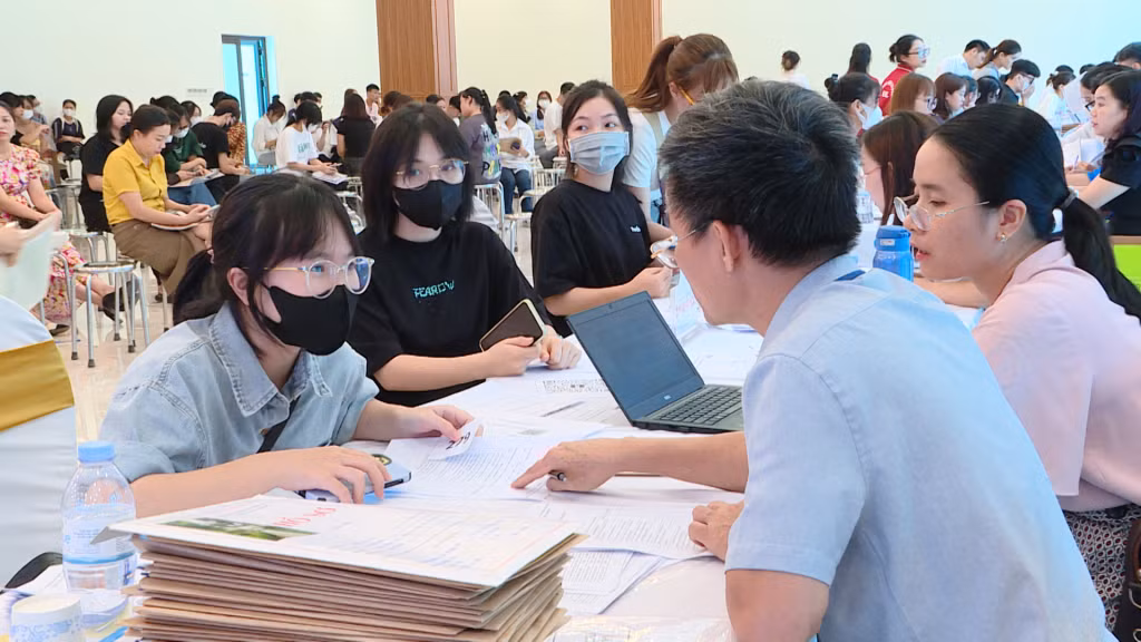 Sinh viên được hướng dẫn chi tiết các thủ tục nhập học.