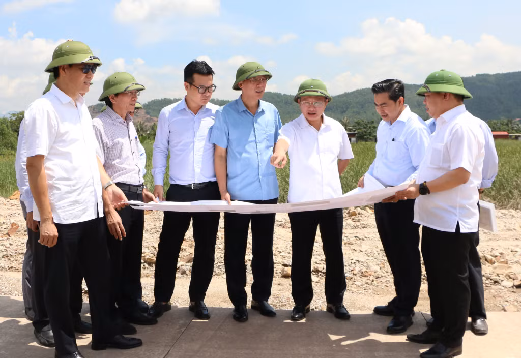 Các đồng chí lãnh đạo tỉnh và các sở, ngành kiểm tra công tác GPMB tuyến đường trục Đông Tây nằm trong KCN Sông Khoai (TX Quảng Yên).