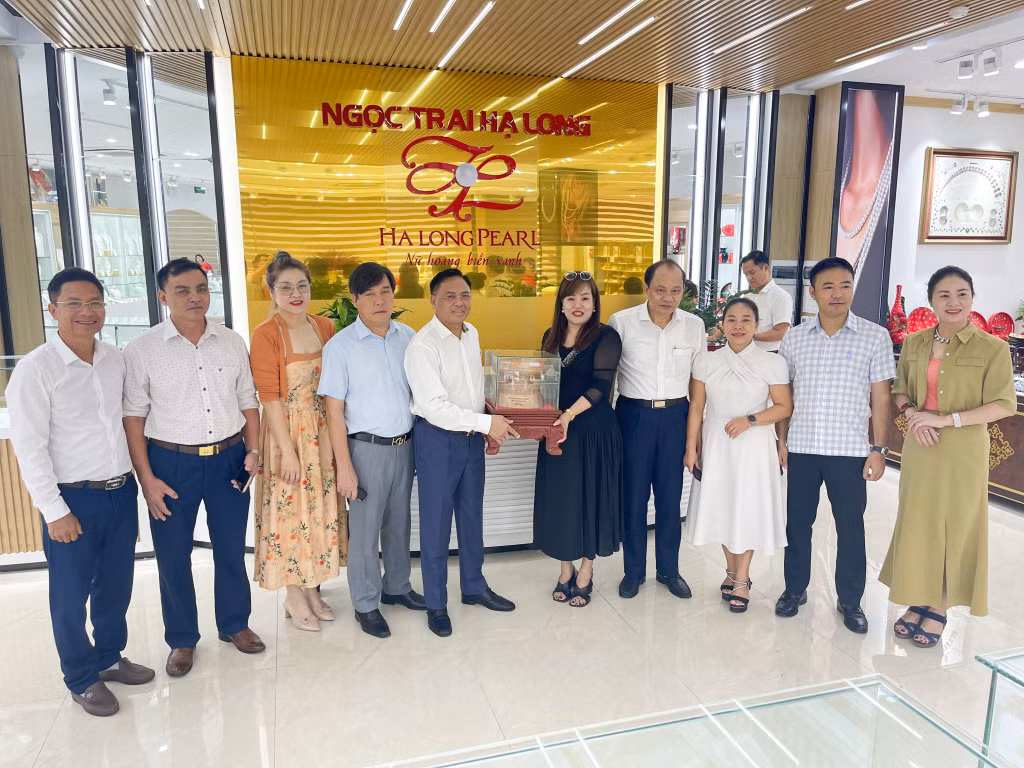 Hiệp hội doanh nghiệp tỉnh Thanh Hóa trao quà lưu niệm cho Công ty CP Ngọc trai Hạ Long.