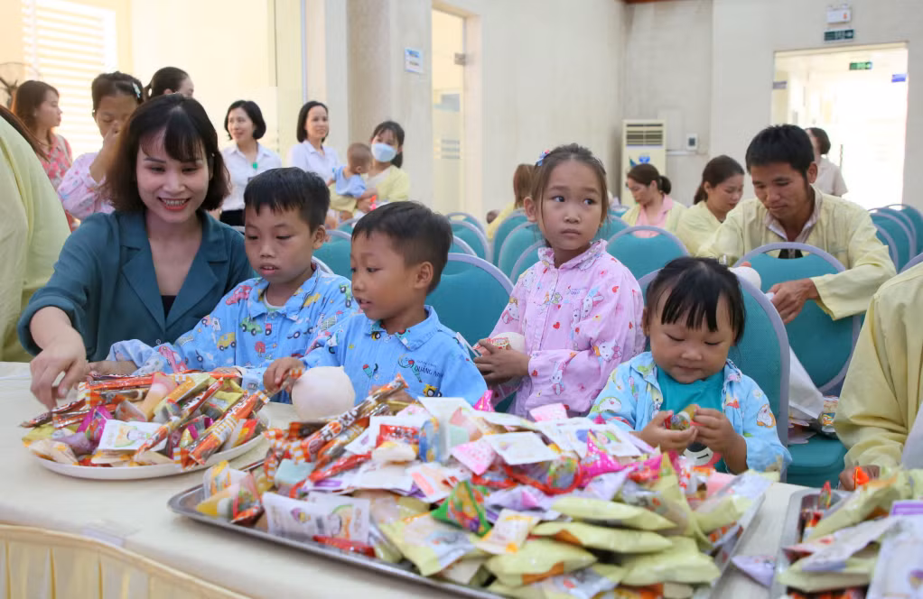 Các bạn nhỏ phấn khởi, tạm quên đi bệnh tật, cùng nhau phá cỗ Trung thu.