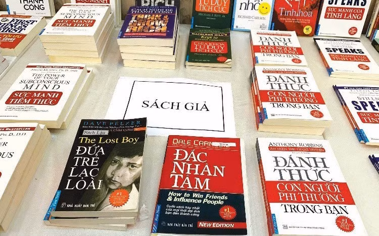 Sách giả, sách lậu được in ấn tinh vi, rất khó để phân biệt với sách thật. (Ảnh: First News)