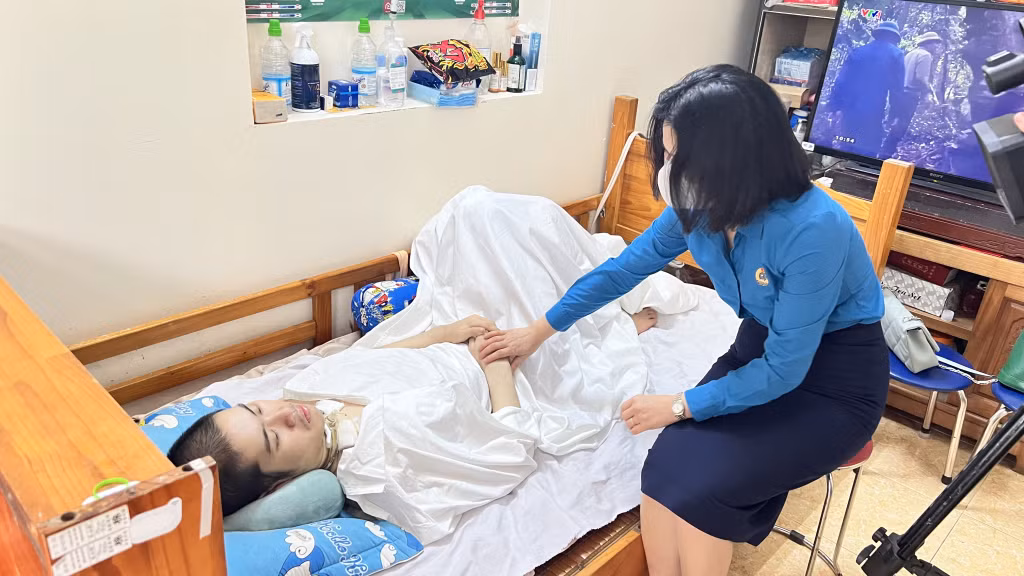 Lãnh đạo Công đoàn Công ty CP Nước sạch Quảng Ninh thăm con chị Nguyễn Thị Huy.