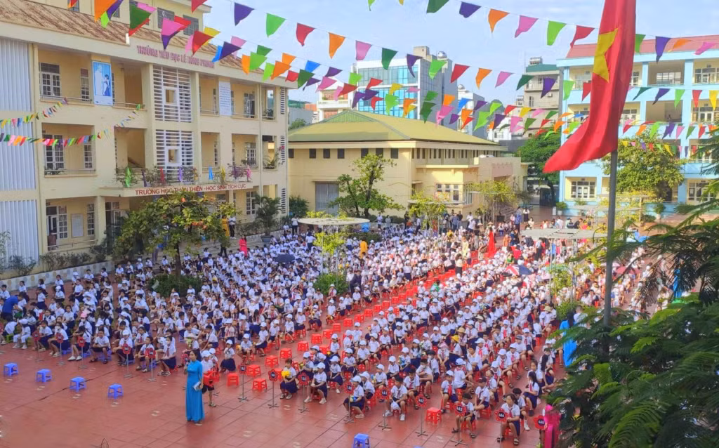 Các em học sinh Trường Tiểu học Lê Hồng Phong (TP Hạ Long) tập trung dưới sân trường, sẵn sàng cho lễ khai giảng năm học mới 2023 - 2024.