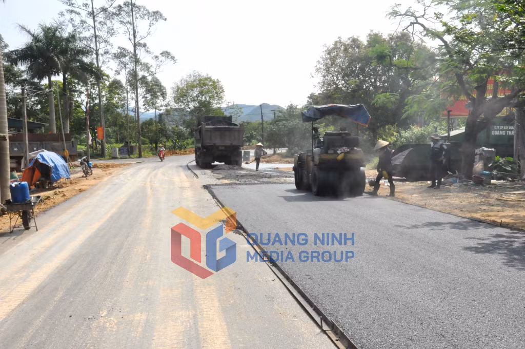 2023-04_Dự án cải tạo, nâng cấp tỉnh lộ 341 (Quốc lộ 18C) - thi công thảm nhựa mặt đường, đoạn qua thôn Thán Phún, xã Bắc Sơn (Móng Cái). Ảnh: Hữu Việt