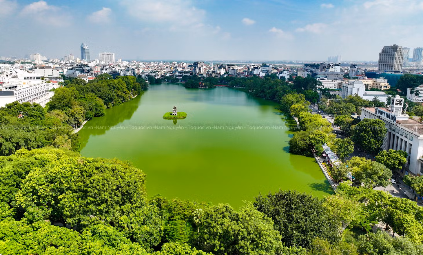 Vì thế mà dù chỉ là một tháp nhỏ nhưng được đặt trong một gò đất giữa lòng hồ hàng trăm năm, Tháp Rùa tạo nên vẻ đẹp trung tâm, vừa gần vừa xa, vừa luống màu thời gian huyền bí và tĩnh mịch. Với vị trí đặc thù, du khách thường chỉ có thể nhìn ngắm tham quan Tháp Rùa từ các vị trí xung quanh bờ hồ nên sự thu hút, hiếu kỳ càng được tăng lên.