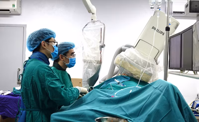 Kíp can thiệp tim mạch (Bệnh viện Bãi Cháy) đang tiến hành chụp và đặt stent cho người bệnh.