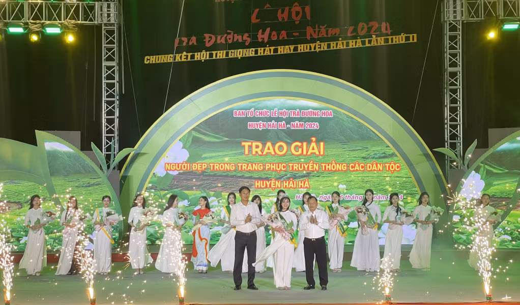 Thí sinh Phạm Thúy Quỳnh (trường THPT Quảng Hà) xuất sắc giành giải Nhất hội thi Người đẹp trong trang phục truyền thống các dân tộc huyện Hải Hà. Ảnh: Trung tâm TT-VH huyện Hải Hà