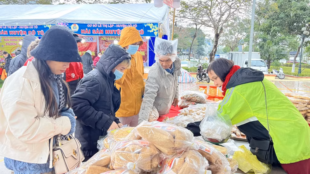 Tại Chợ Tết công đoàn 2024 có 50.000 phiếu mua hàng miễn phí được phát cho CNLĐ.