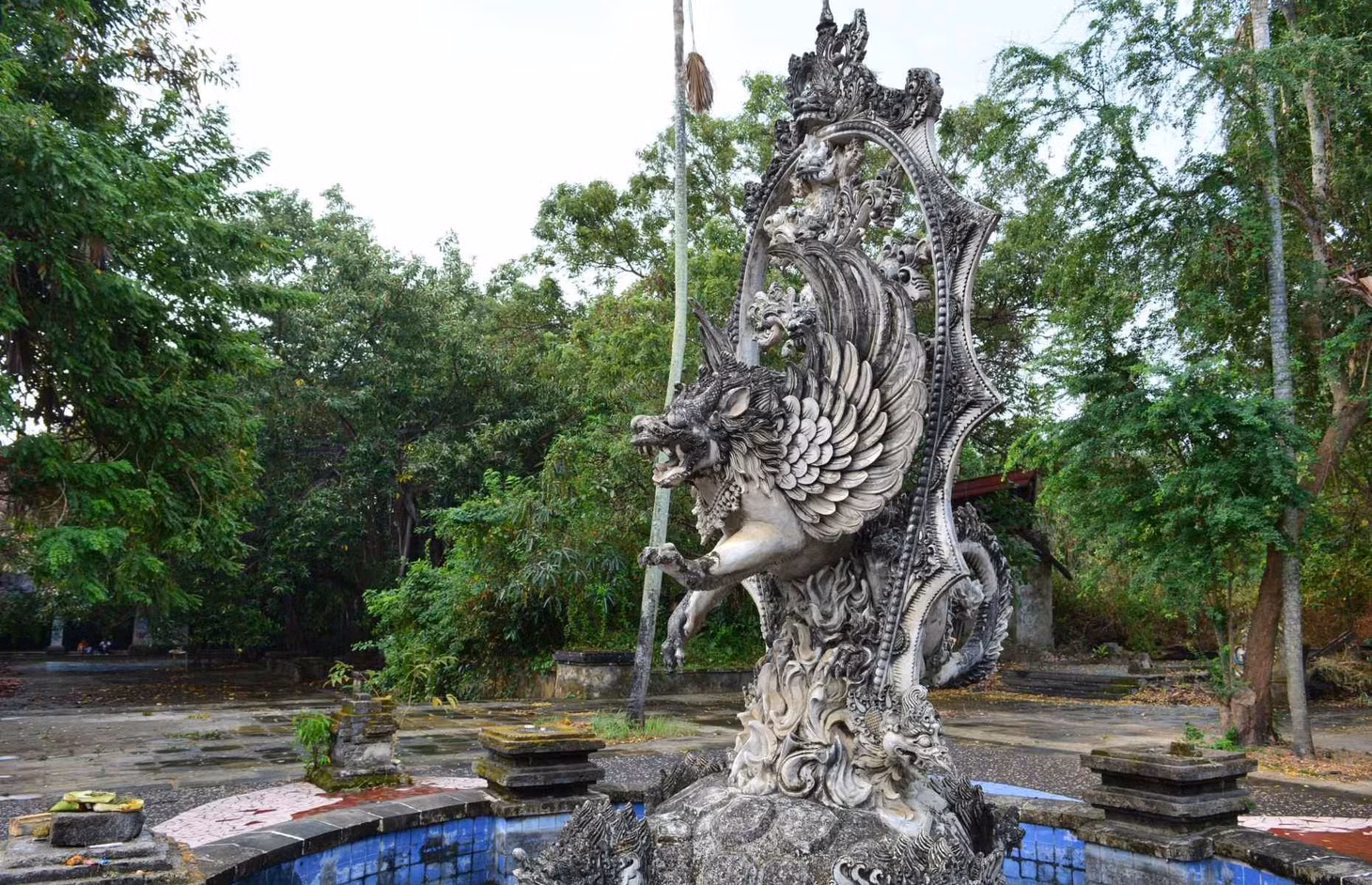 Taman Festival Bali, Indonesia là một công viên giải trí đang xây dở bị dừng lại và bị bỏ hoang trên bãi biển Padang Galak. Kể từ khi đóng cửa, công viên đã bị rừng rậm "nuốt chửng". Ngày nay, bạn có thể trả khoản phí nhỏ vào cổng để khám phá địa điểm này.