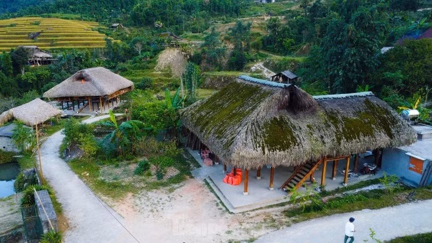 Được bao phủ bởi những dãy núi cao, thôn Xả Phìn có sương mù bao phủ quanh năm với độ ẩm cao đã tạo nên những lớp rêu xanh trên mái nhà sàn lợp bằng lá cọ.