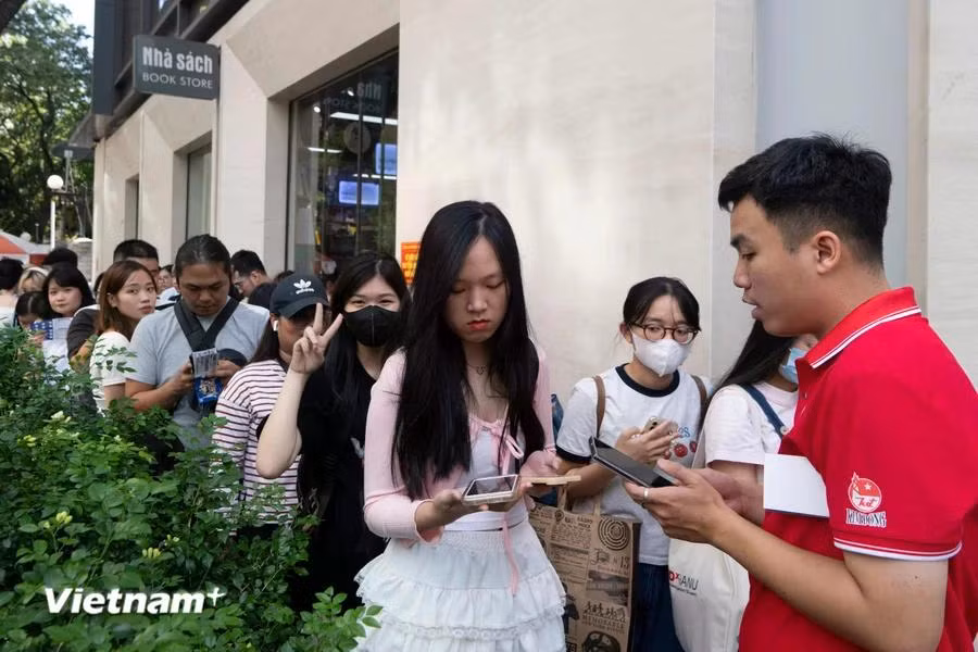 Sáng 26/10, Nhà xuất bản Kim Đồng cùng đơn vị nắm giữ bản quyền Tagger đã khai mạc triển lãm “30 năm đi cùng ký ức - Thám tử lừng danh Conan." (Ảnh: Minh Sơn/Vietnam+)