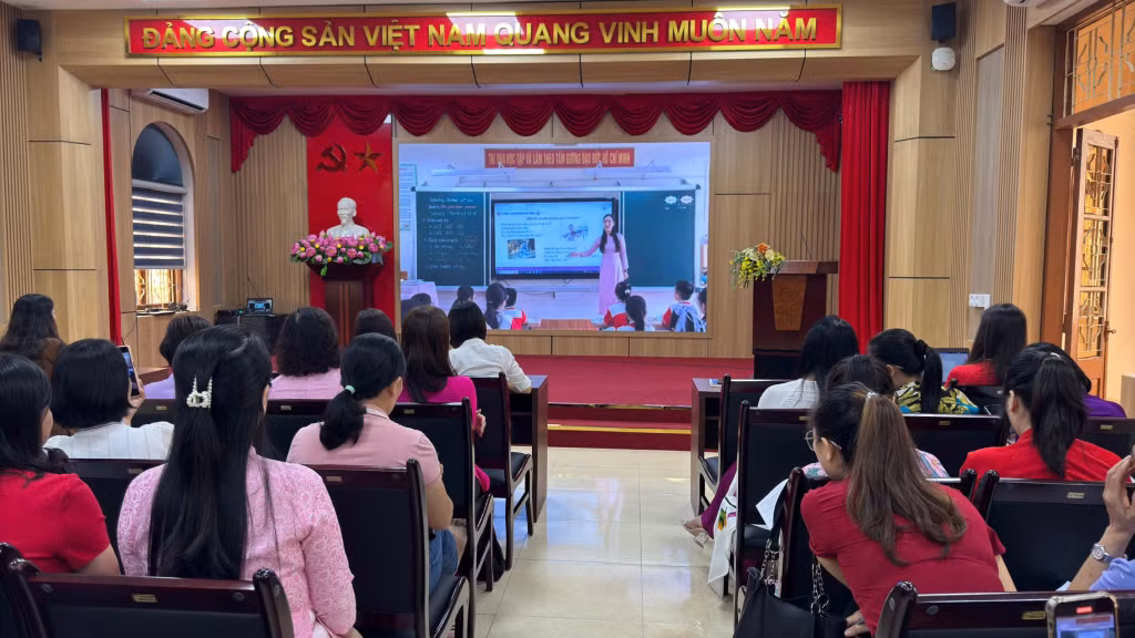 Kết nối trực tuyến từ lớp học đến các giáo viên ở các điểm cầu khác nhau.