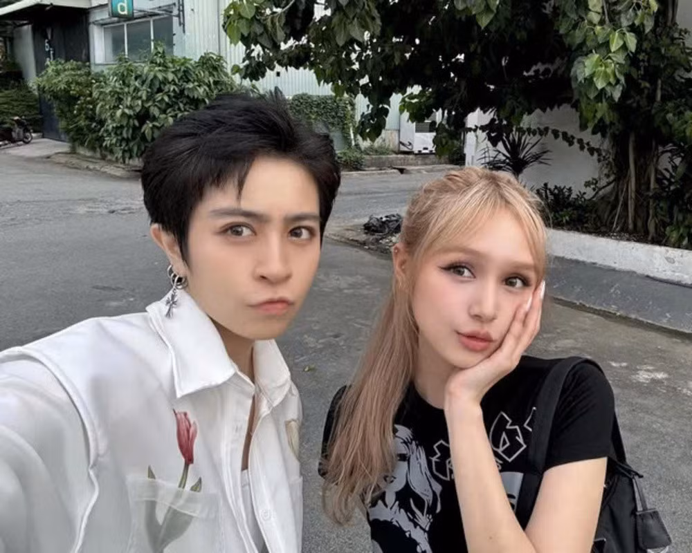 Trong phiên livestream ngày 30/9, Xoài Non bị nói xấu về chuyện tình cảm với Gil Lê do nhân viên quên tắt mic. Gil Lê đã động viên và hôn tay bạn gái tin đồn, nói: “Mấy cái tiêu cực đó mình kệ, mọi người cho qua đi, không sao đâu".