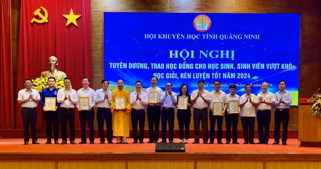 Đại diện một số doanh nghiệp, nhà hảo tâm trao ủng hộ Quỹ Khuyến học tỉnh tại Hội nghị.