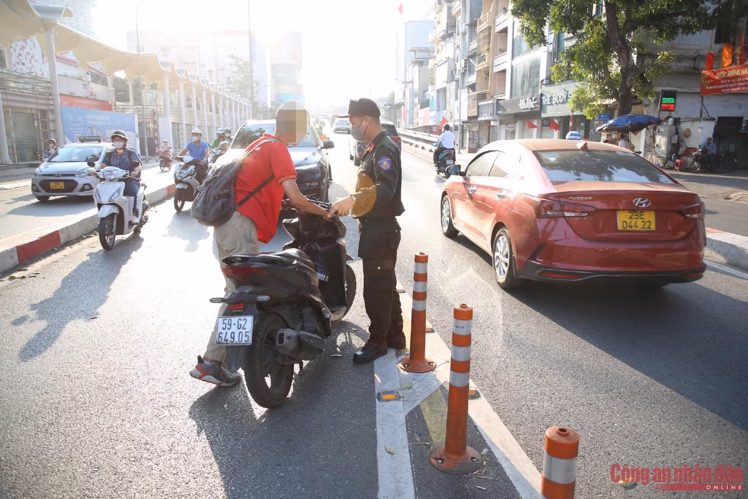 Nam sinh lớp 12 trường THPT Tô Hiến Thành quay xe bỏ chạy khi thấy Cảnh sát.