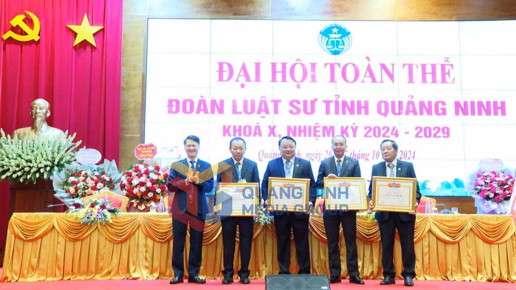 Liên đoàn Luật sư Việt Nam tặng Bằng khen cho một số tập thể...