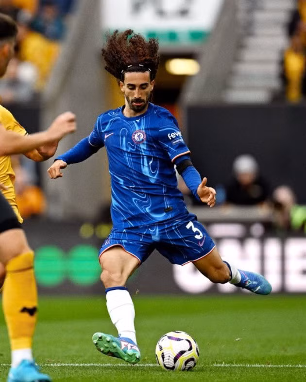 Cucurella ngồi ngoài bởi án treo giò.