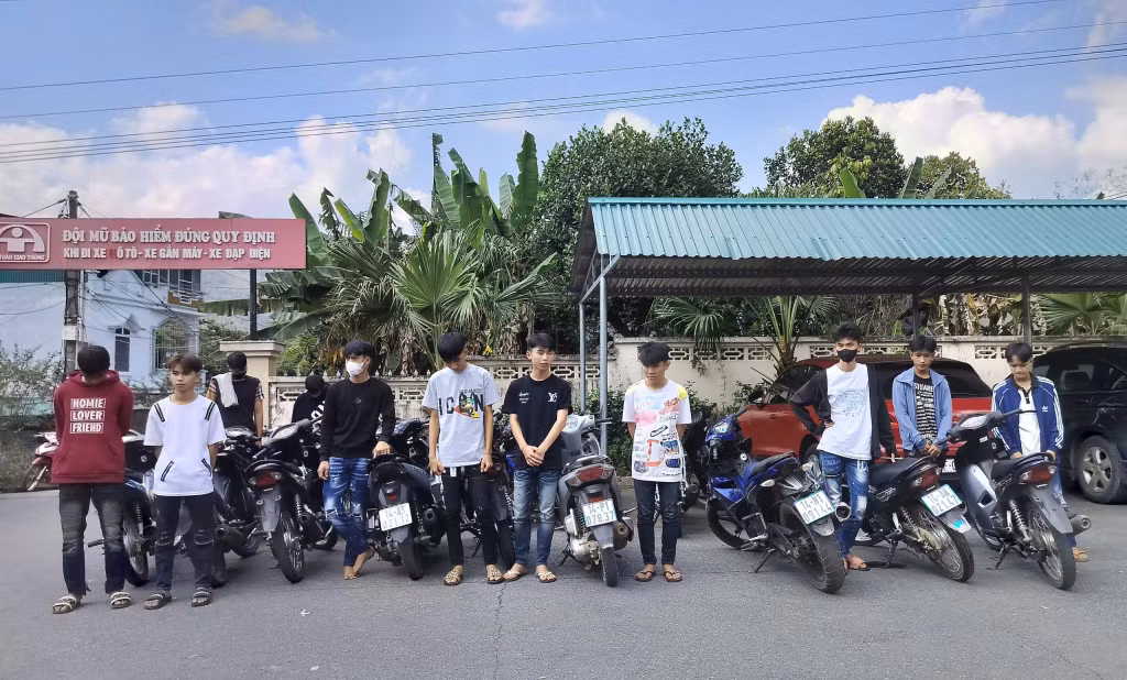 Các nhóm đối tượng được đưa về cơ quan công an xã để xử lý theo đúng quy định của pháp luật
