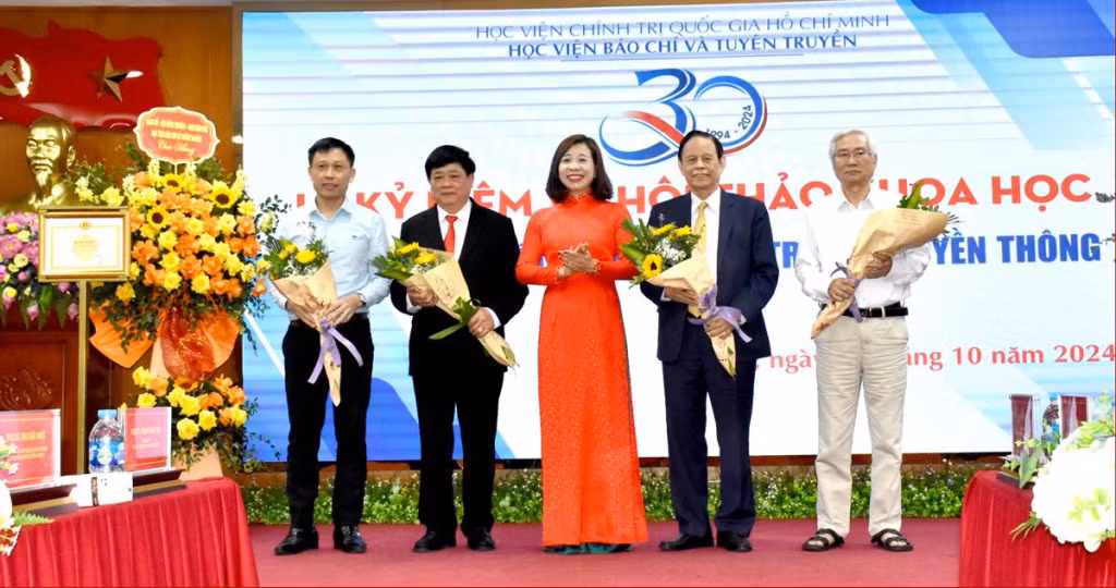 Lãnh đạo Tạp chí LLCT&amp;TT tặng hoa tri ân các chuyên gia, nhà khoa học, cộng tác viên đã có những đóng góp quan trọng vào sự phát triển của Tạp chí.
