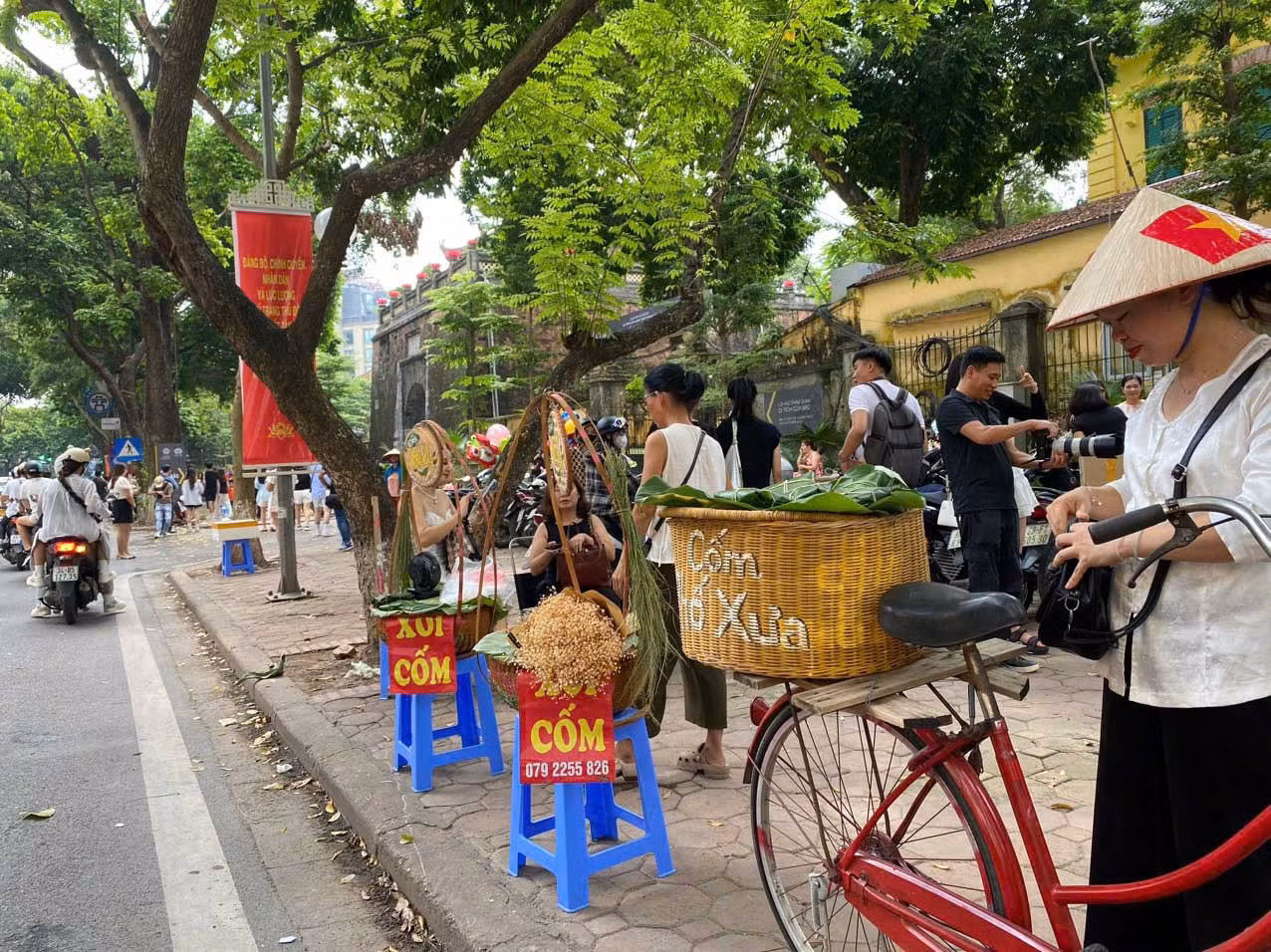 Ngoài những xe hoa, nơi đây còn tô điểm thêm những gánh cốm, một thức quà không thể thiếu khi Hà Nội vào Thu. Ảnh: Ngọc Lương