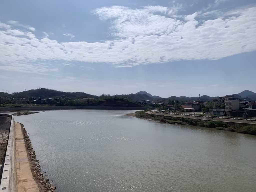 Hệ thống đê, kè, đập chứa nước được huyện gia cố đảm bảo kỹ thuật cao nhất.