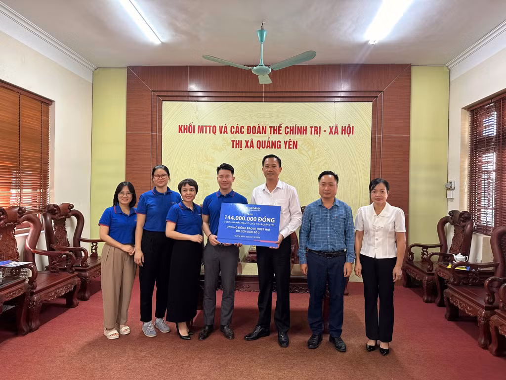 Đại diện VietABank trao kinh phí ủng hộ cho TX Quảng Yên.