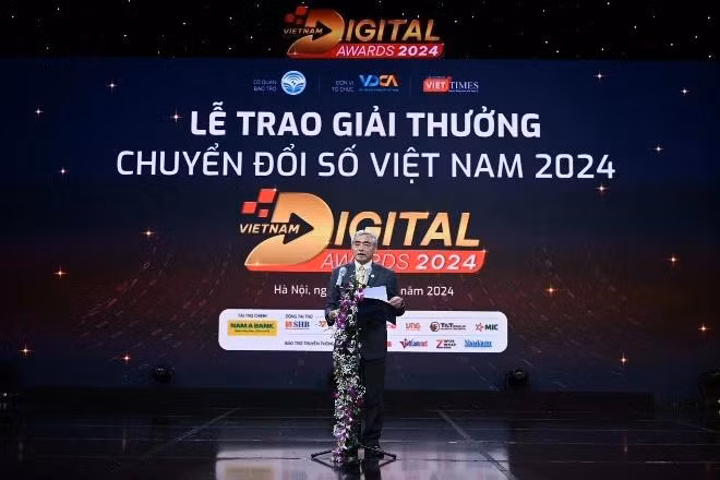 Chủ tịch Hội Truyền thông số Việt Nam, Tiến sĩ Nguyễn Minh Hồng phát biểu tại lễ trao giải.