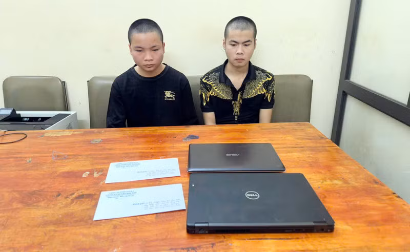 Hai đối tượng Lừ Minh Công và Lò Văn Thành cùng tang vật.