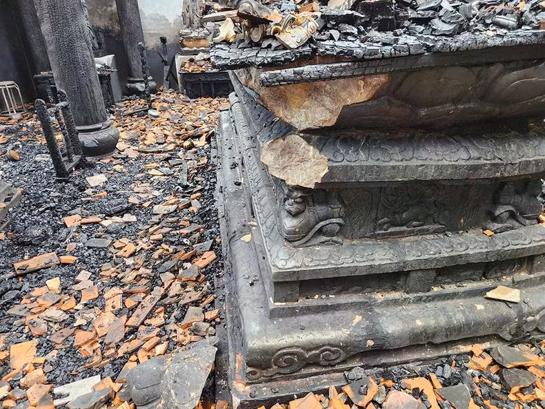 Một phần của bệ đá bị vỡ.
