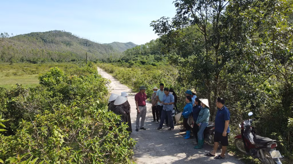 Các hộ dân đã nhiều lần kiến nghị đến chính quyền, nhưng chưa được giải quyết dứt điểm.