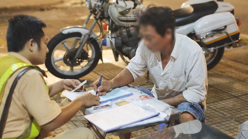 Anh H.V.Q. bị xử phạt vi phạm nồng độ cồn. Ảnh: Đông Hoàng.