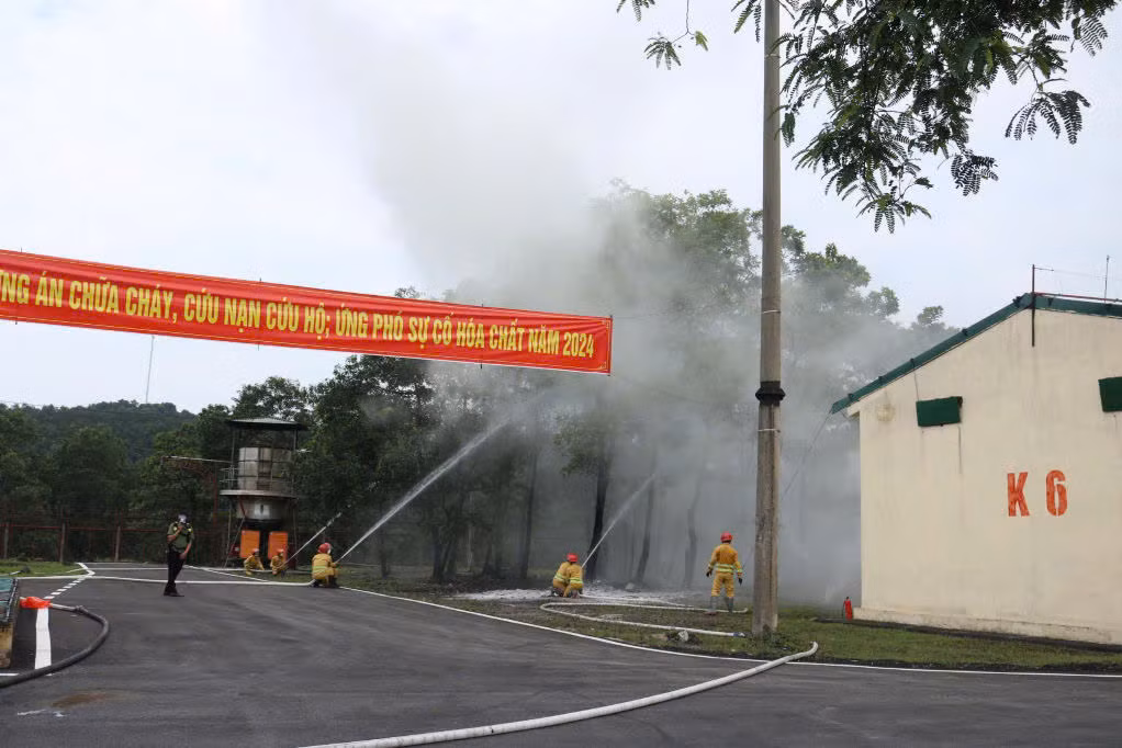 Hằng năm, Công ty Công nghiệp Hóa chất mỏ Quảng Ninh thường xuyên tổ chức huấn luyện PCCC cho công nhân lao động.